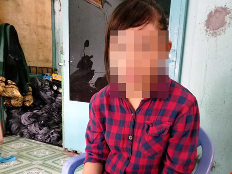 Cháu N. khóc khi kể lại những ngày kinh khủng ở Malaysia