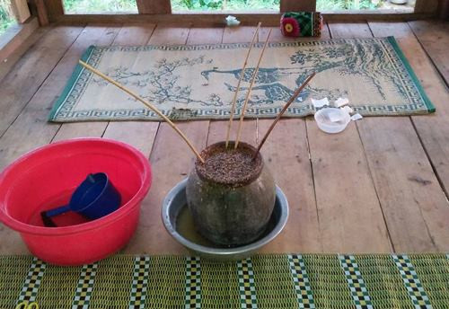 Vò rượu cần mà anh Thành thiết đãi đám bạn rồi dẫn tới mâu thuẫn gia đình. Ảnh: H.B