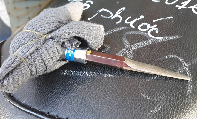 Đoản kim loại Chiến dùng phá khóa xe máy. Ảnh: N.A