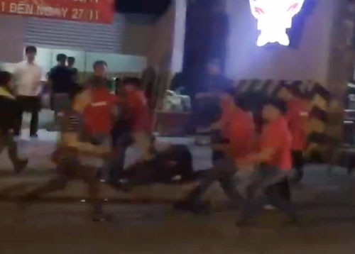Diễn biến vụ hỗn chiến được người đi đường quay lại, chia sẻ trên mạng xã hội. Ảnh: cắt từ clip