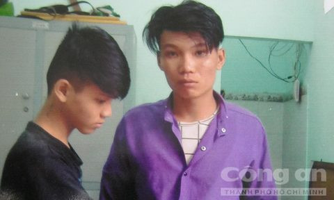 Hai đối tượng tại cơ quan công an - Ảnh: Tuấn Thành