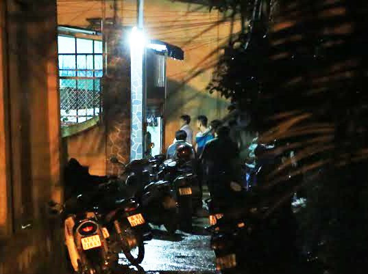 Lực lượng chức năng phong tỏa căn nhà ông Sơn, tổ chức khám xét. Ảnh: V.D