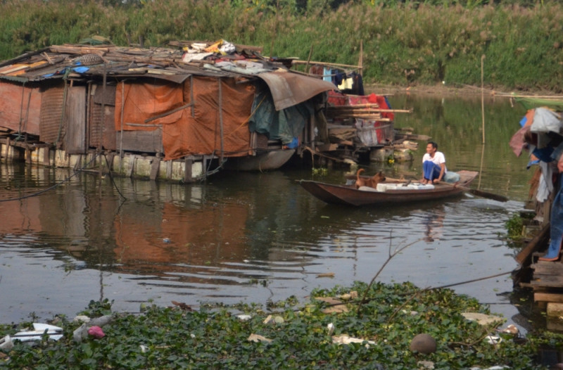 Những ngôi nhà phao nổi ven sông Hồng