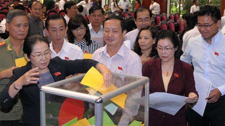  Đại biểu bỏ phiếu đánh giá tín nhiệm tại kỳ họp thứ 5 năm 2013. Ảnh: TTXVN.