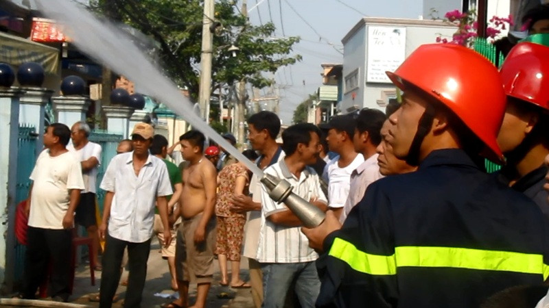 Lực lượng chức năng tiến hành dập lửa.