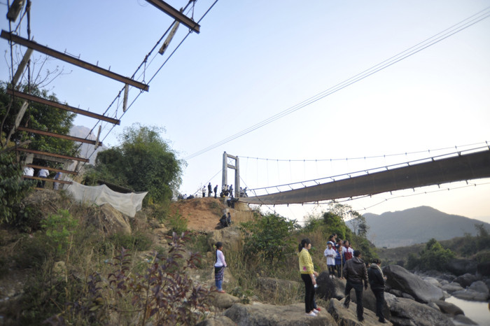 Vụ sập cầu ở Lai Châu làm nhiều người thương vong. Ảnh: Hoàng Anh