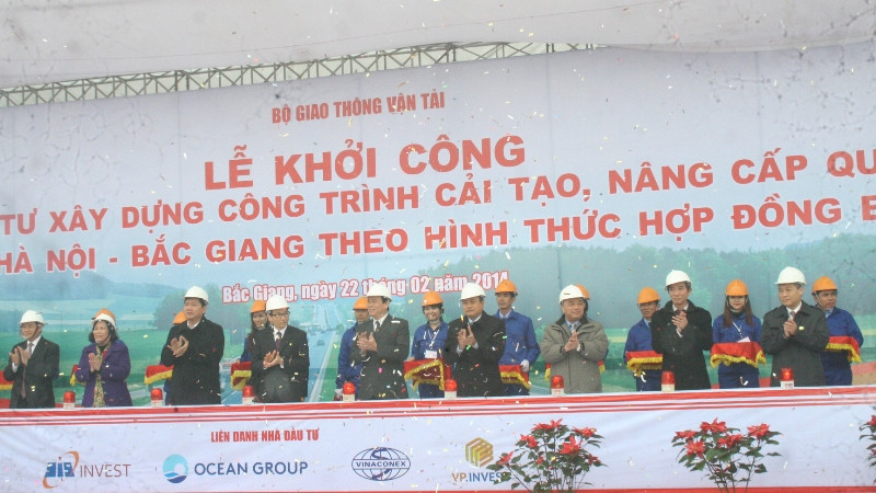 Phó Thủ tướng Vũ Đức Đam nhấn nút khởi công dự án.