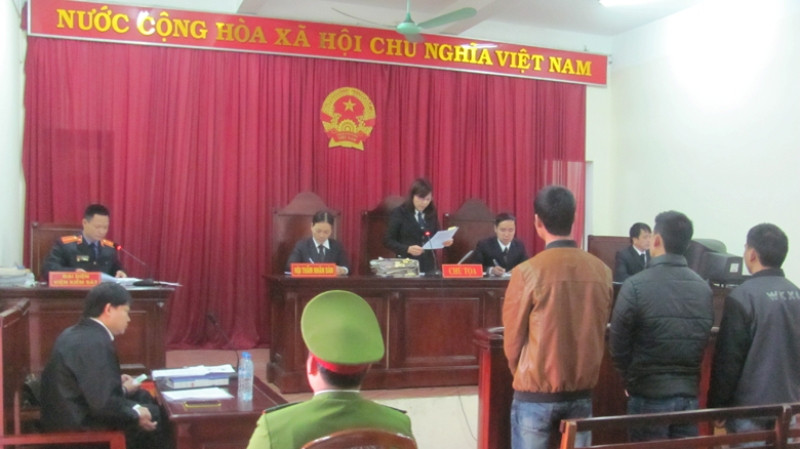 Các bị cáo nghe HĐXX tuyên án. Ảnh: Duy Chiến.