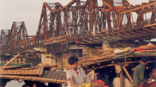 Từ cầu Long Biên nhìn ra đô thị di sản Hà Nội 