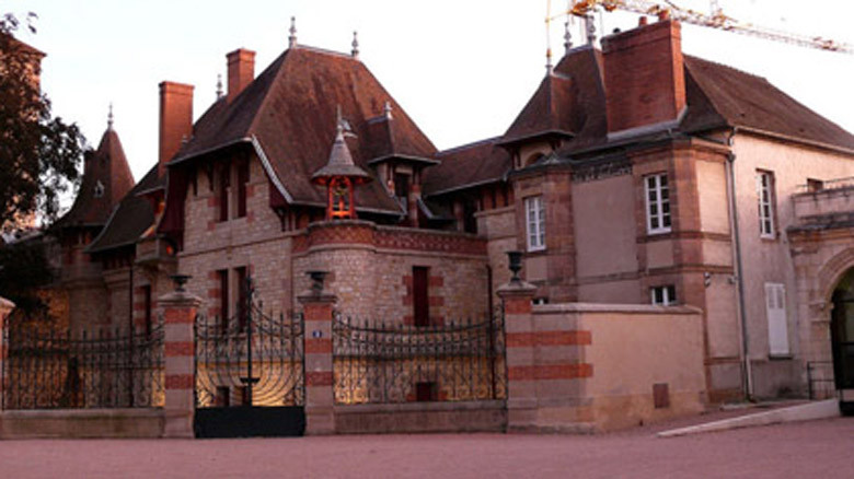 Ảnh chụp bên ngoài dinh thự của ông Louis Mantin. Ảnh chụp bên ngoài dinh thự của ông Louis Mantin. Ảnh chụp bên ngoài dinh thự của ông Louis Mantin.