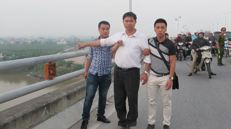 Dẫn giải Nguyễn Mạnh Tường đến hiện trường vứt xác nạn nhân. 