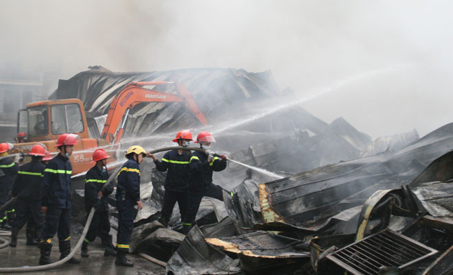 Đám cháy âm ỉ suốt 10 tiếng đồng hồ.
