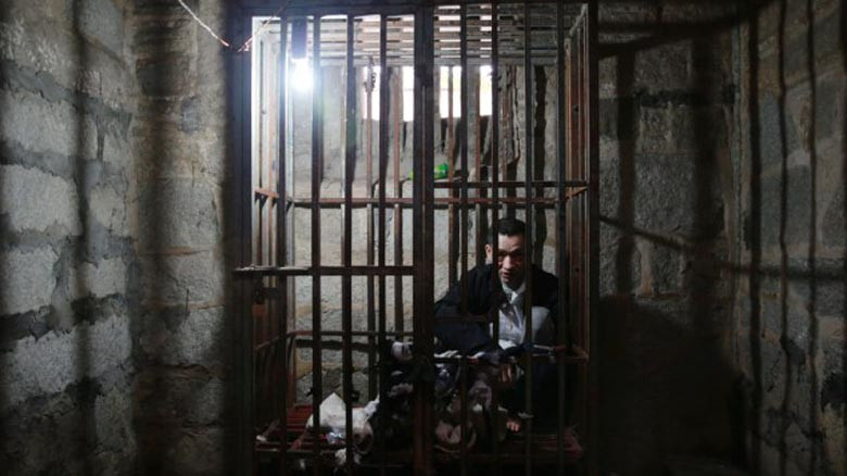 Giải cứu người đàn ông bị nhốt trong lồng 8 năm