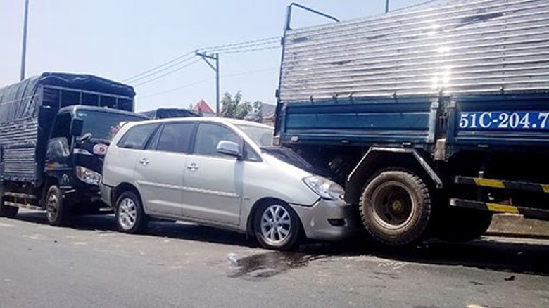 Tai nạn khiến các phương tiện hư hại nghiêm trọng. Ảnh An Phước.