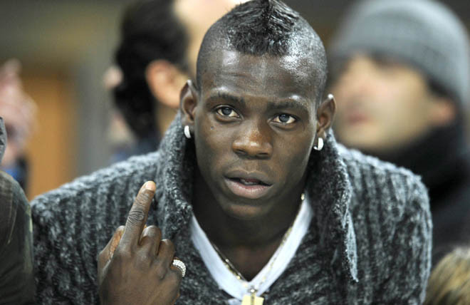 Một trong những hình ảnh thường thấy của Balotelli ở hộp đêm.