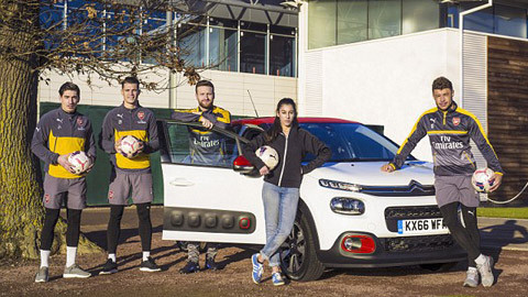 Dàn sao Arsenal ngẩn ngơ trước kỹ năng của nữ cầu thủ 17 tuổi