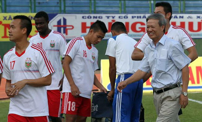 HLV Lê Thụy Hải ăn mừng chiến thắng đầu tiên cùng các cầu thủ B.Bình Dương. Ảnh: TTVH.