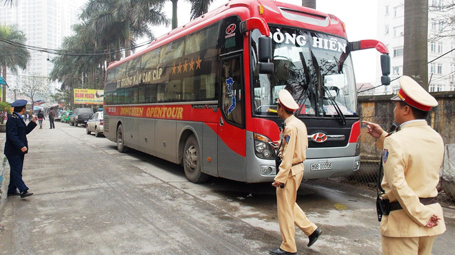 Sau khi PV Tiền Phong phản ánh, Đội CSGT số 6 và Đội TTGT Từ Liêm đến kiểm tra, phát hiện xe Dòng Hiền tại 16 Phạm Hùng. Ảnh: Anh Trọng