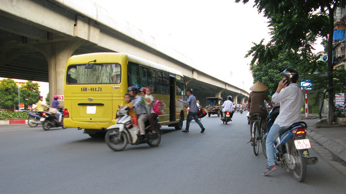 Xe khách thoải mái “vợt” khách trên đường vành đai 3 Hà Nội
