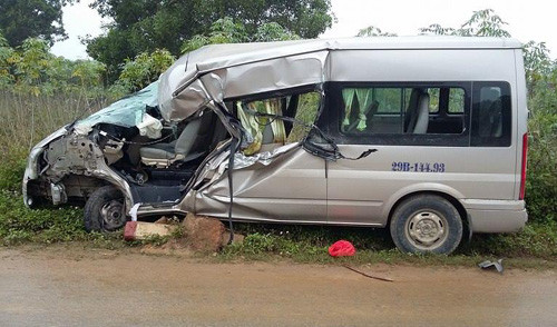 Xe 16 chỗ biến dạng sau vụ tai nạn. Ảnh: Hải Bình.