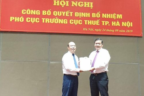 Ông Phi Vân Tuấn (phải) - Phó Tổng cục trưởng Tổng cục Thuế trao Quyết định bổ nhiệm ông Nguyễn Tiến Trường giữ chức Phó Cục trưởng Cục Thuế Hà Nội. Ảnh: Thời báo Tài chính