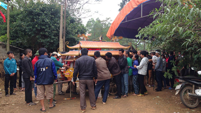 Người nhà tiến hành mai táng cho hai nạn nhân