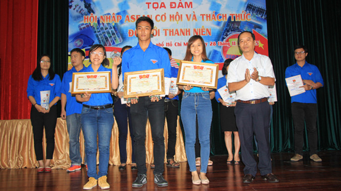 Trao giải chung cuộc cho các thí sinh xuất sắc nhất.