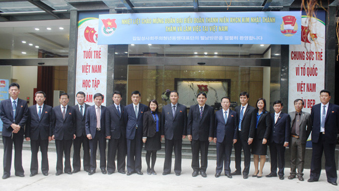 Đoàn đại biểu chụp ảnh lưu niệm.