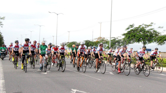 Dẫn đầu đoàn đua có Đại sứ Vương quốc Anh tại Việt Nam, ông Giles, ông Đặng Việt Dũng - Phó Chủ tịch UBND TP Đà Nẵng, bà Ngô Thị Kim Yến - Giám đốc Sở Y tế TP, tay đua nổi tiếng thế giới Mike Hall.