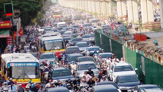 Theo các chuyên gia, công trường thi công chậm gây ùn tắc chứ không phải xe buýt. Ảnh: Anh Trọng.