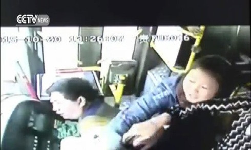 Clip tài xế ngất xỉu bên vô lăng khi xe buýt đang chạy
