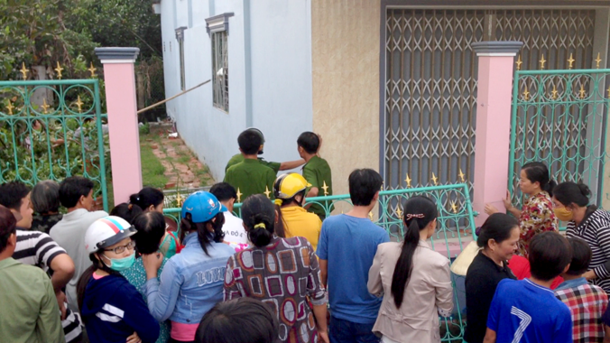 Nhiều hụi viên tụ tập trước nhà bà Tư để yêu cầu trả nợ.