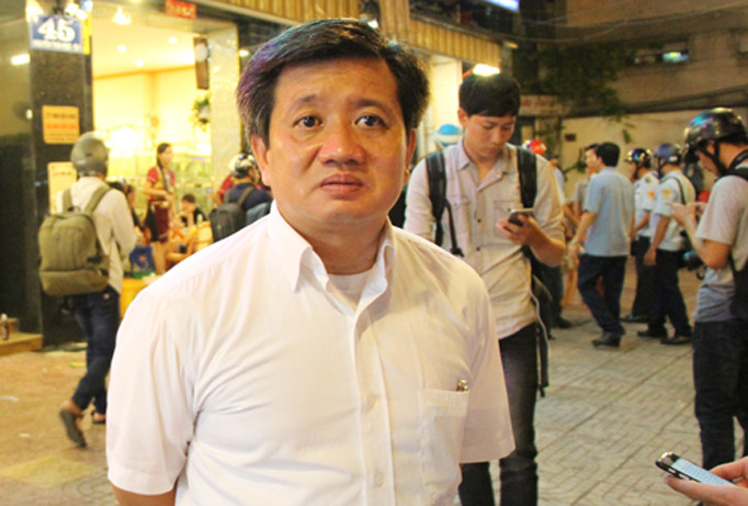 Ông Đoàn Ngọc Hải trong lần xử phạt nhà hàng chiếm vỉa hè. Ảnh: VnExpress.