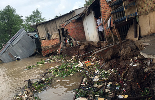 Sạt lở cuốn trôi nhiều nhà dân ven sông Hậu trong đêm 22/8. Ảnh: Vnexpress