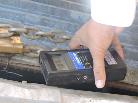 Cục An toàn bức xạ và Hạt nhân dùng thiết bị mới nhất do Hoa kỳ viện trợ để tìm kiếm nguồn phóng xạ bị mất ở Bắc Kạn. Ảnh minh họa.