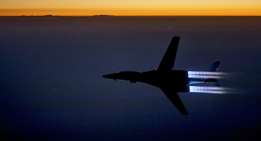 Một chiến đấu cơ của lực lượng liên quân do Mỹ đứng đầu đang trong chiến dịch không kích IS. (Ảnh: Sputnik.