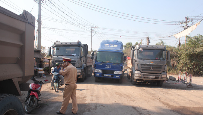 Xe ben đậu dài trên đường Đinh Quang Ân do bị chặn đường ra.