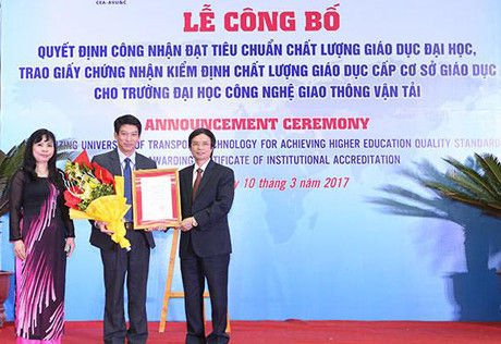 Trao học bổng 50 triệu đồng cho thí sinh trúng tuyển trên 26 điểm