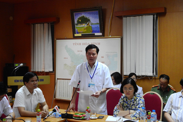 Ông Trương Quý Dương (đứng) trong 1 cuộc họp về sự cố 8 người tử vong khi chạy thận 