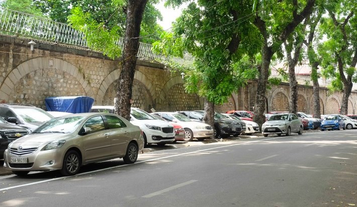 Các vòm cầu bên dưới đường sắt qua phố Gầm Cầu, Phùng Hưng được bịt lại từ lâu, nay Hà Nội muốn đục thông 