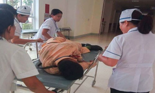 Thượng úy Đức nhập viện khi bị xe container hất văng. Ảnh: V.H