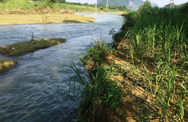 Nhà anh Khiêm nằm cạnh sông Cầu Chày 