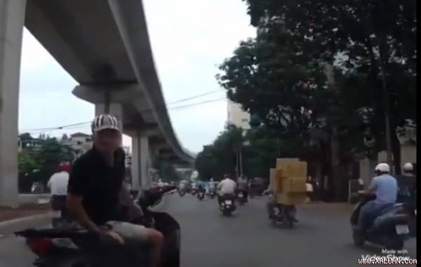 Thanh niên chạy SH chặn đầu ôtô, khiêu chiến tài xế. Ảnh chụp từ video 
