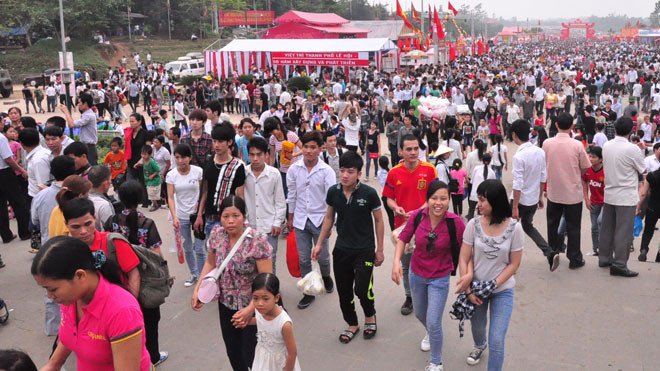 Du khách hành hương về Đền Hùng