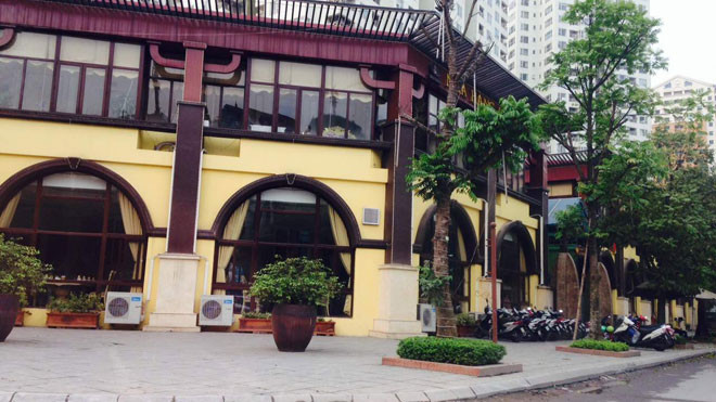 “Thế giới bia Lã Vọng” mọc trên đất cây xanh, bãi đỗ xe. ảnh: hà anh