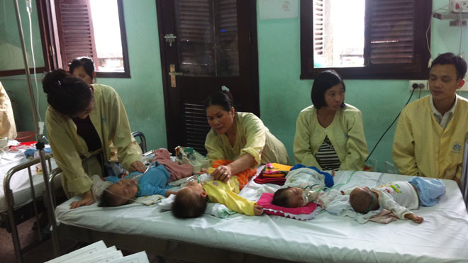 Bốn bệnh nhi nằm chung 1 giường tại khoa Hô hấp