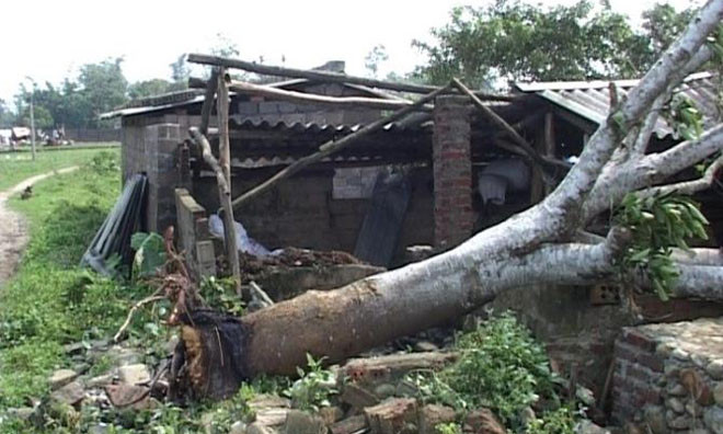 Lốc làm sập và tốc mái nhiều ngồi nhà. Ảnh: Dân Việt.