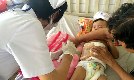 Cháu Hải đang được các y, bác sĩ chăm sóc tại bệnh viện