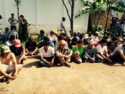 Hàng chục người tham gia đánh bạc bị bắt giữ. Ảnh: Hồ Nam