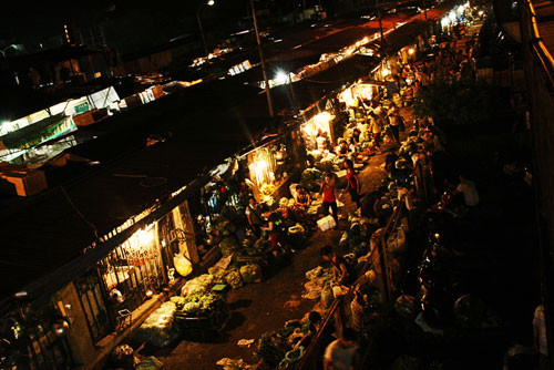 Chợ có đủ các loại hàng hóa từ rau, củ, quả đến thủy hải sản, gia súc, gia cầm... Ảnh: Phong Vinh